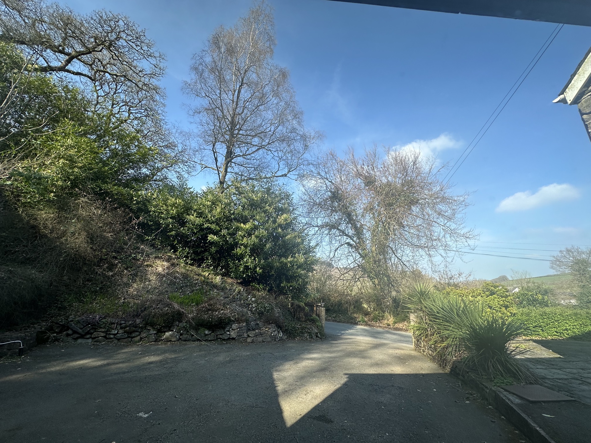 The Annex Roundaway Lodge driveway and exterior
